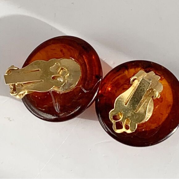 Vintage swirled root beer apple juice Bakelite amber dome clip on button earring - Picture 8 of 16